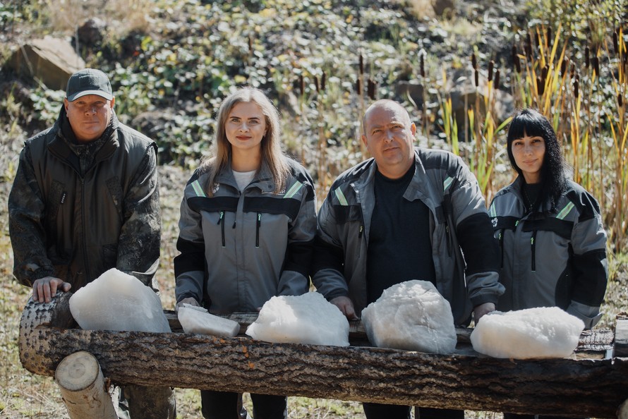 «Разрез Кузнецкий Южный» установил минеральную кормушку для диких зверей Кузбасса