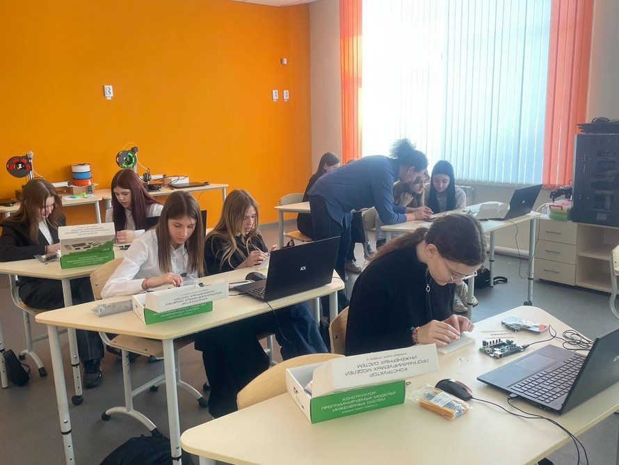 Все лучшее детям: как «Разрез Верхнетешский» поддерживает образование в Кузбассе