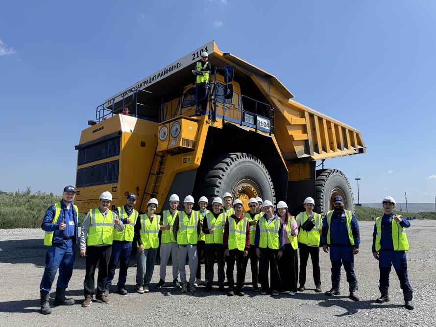 Погрузиться в профессию: будущие маркшейдеры посетили «Сибантрацит»