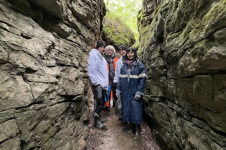 По следам легендарной личности: представители «Разреза Верхнетешского» провели очередной субботник в «пещере Колчака»