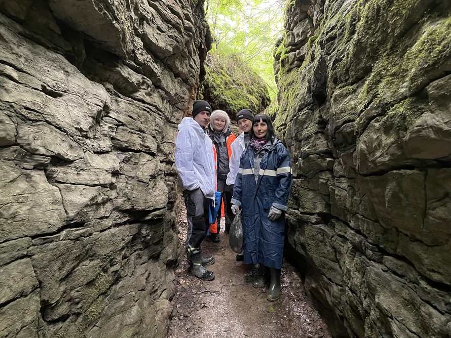 По следам легендарной личности: представители «Разреза Верхнетешского» провели очередной субботник в «пещере Колчака»