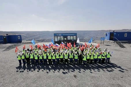 Через века, через года, — помните!