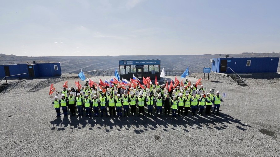 Через века, через года, — помните!