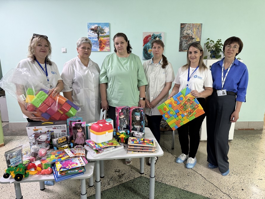 «Сибантрацит» подарил игрушки для детей Линевской районной больницы