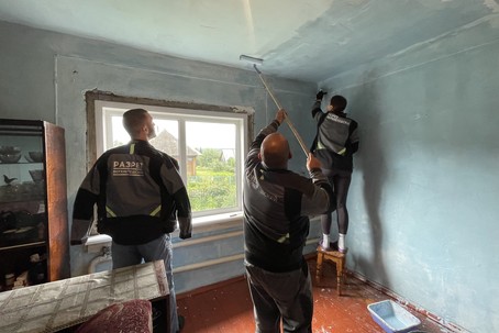 Волонтеры «Разреза Верхнетешского» взяли под опеку одинокую старушку и помогли обновить ее дом