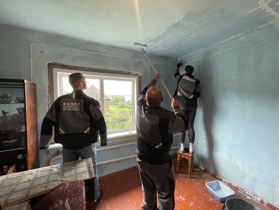 Волонтеры «Разреза Верхнетешского» взяли под опеку одинокую старушку и помогли обновить ее дом