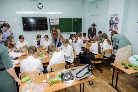"Разрез Верхнетешский" учит детей встречать Новый год экологично