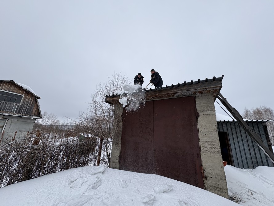 «Я плачу от радости»: волонтёры «Сибантрацита» помогли одинокой пенсионерке